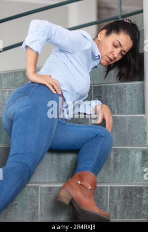 Ein Unfall mit einer attraktiven Frau fiel von der Treppe Stockfoto