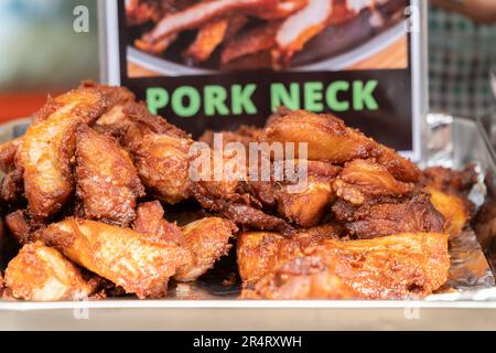Frittiertes Schweinefleisch, Verkauf an der Imbissbude im Basar. Stockfoto