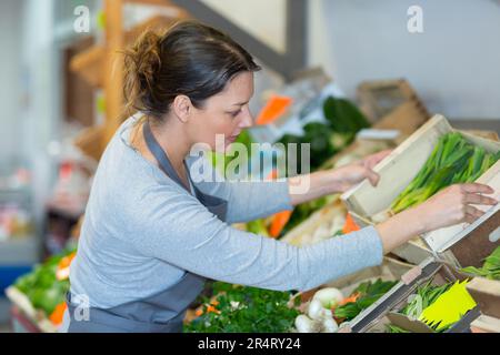 Freundliche Landwirt liefern frisches Gemüse Stockfoto