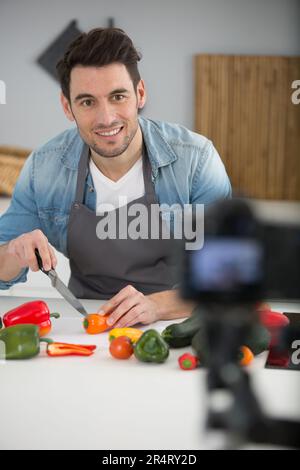 Koch-Blogger für Männer, der Gemüse zubereitet Stockfoto