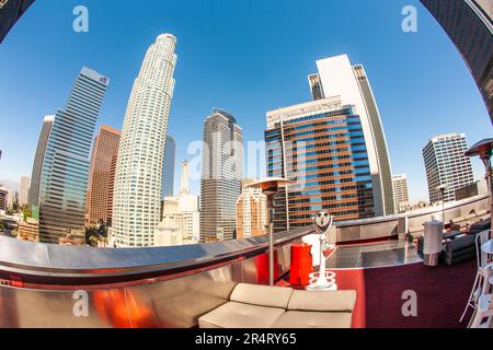 Los Angeles, USA - 27. Juni 2012: Perspektive des Wolkenkratzers in der Innenstadt von Los Angeles. Stockfoto