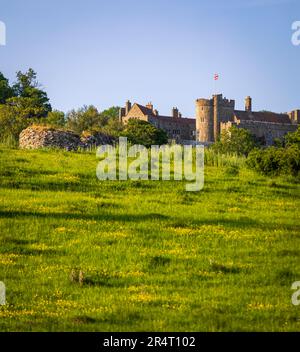 Blick auf Lympne Castle und die Ruinen der römischen Burg Stutfall in der Nähe von Hythe in Kent Südostengland Großbritannien Stockfoto