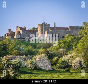 Blick auf Lympne Castle und die Ruinen der römischen Burg Stutfall in der Nähe von Hythe in Kent Südostengland Großbritannien Stockfoto