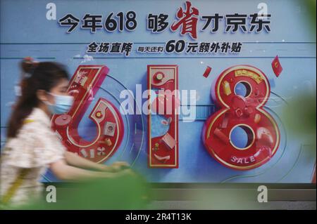 HANGZHOU, CHINA - 30. MAI 2023 - Ein Bürger fährt an einem Poster mit JD.com's 2023 „618“ Online-Werbeaktionen in Hangzhou, ostchinesischer Provinz Zhejiang, Ma vorbei Stockfoto