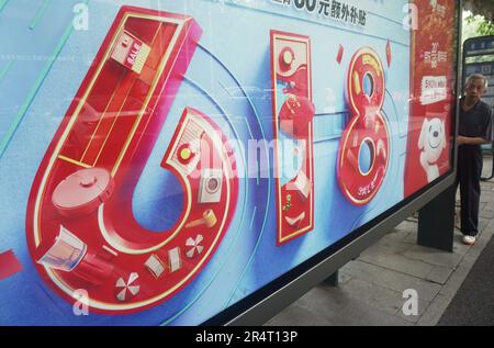 HANGZHOU, CHINA - 30. MAI 2023 - Ein Bürger fährt an einem Poster mit JD.com's 2023 „618“ Online-Werbeaktionen in Hangzhou, ostchinesischer Provinz Zhejiang, Ma vorbei Stockfoto