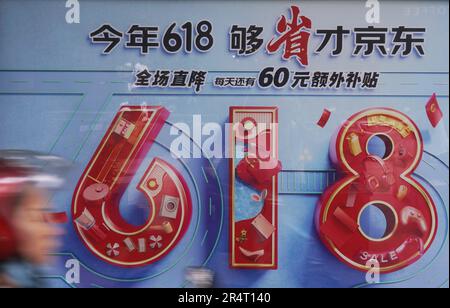 HANGZHOU, CHINA - 30. MAI 2023 - Ein Bürger fährt an einem Poster mit JD.com's 2023 „618“ Online-Werbeaktionen in Hangzhou, ostchinesischer Provinz Zhejiang, Ma vorbei Stockfoto
