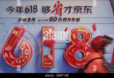 HANGZHOU, CHINA - 30. MAI 2023 - Ein Bürger fährt an einem Poster mit JD.com's 2023 „618“ Online-Werbeaktionen in Hangzhou, ostchinesischer Provinz Zhejiang, Ma vorbei Stockfoto