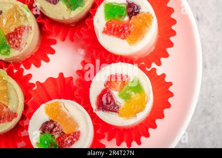 Cashew Nut Raisin Cookies Thai Cookies auf einem weißen Teller. Snack mit Tee. Stockfoto