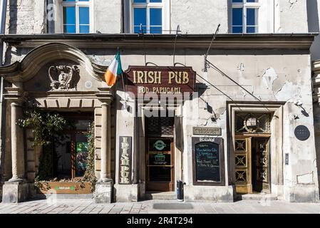 Krakau, Polen - 11. März 2022: Im irischen Pub „Pod Papugami“ in der St. Jana Straße wurden Guiness und Murphy's Irish Stout serviert. Stockfoto