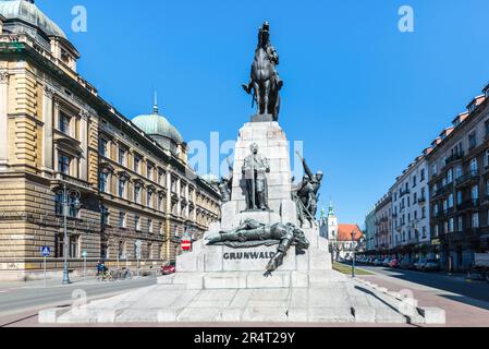 Krakau, Polen - 11. März 2022: Eine Reiterstatue des Königs von Polen Wladysław II Jagiello (1352-1434) auf dem Matejko-Platz in Krakau. Denkmal für die Stockfoto