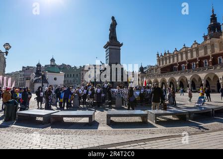 Krakau, Polen - 11. März 2022: Kundgebung zur Unterstützung der Ukraine mit Bitte um einen engen Luftraum der NATO über der Ukraine. Demonstranten mit Anti-Kriegs-Plakaten im Cent Stockfoto