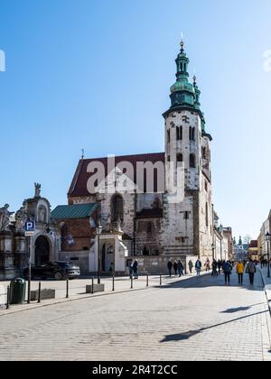 Krakau, Polen - 11. März 2022: Straßenszene und Kirche St. Andrew in der Altstadt von Krakau, Polen. Stockfoto