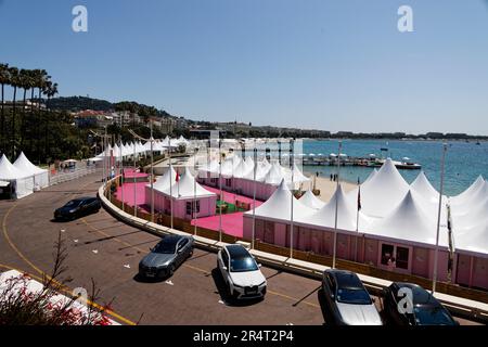 Cannes, Frankreich. 27. Mai 2023. Allgemeiner Blick auf das Dorf Riviera während des Filmfestivals von Cannes am 27. Mai 2023 in Cannes, Frankreich. Stockfoto