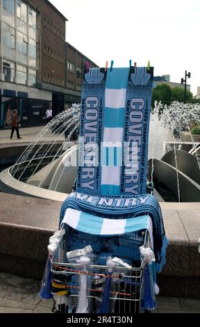 Coventry City FC-Schals sind in The Precinct, Coventry, West Midlands, England, Großbritannien erhältlich Stockfoto