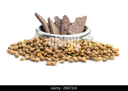 Trockenes Kibble-Tierfutter. Hunde- oder Katzenfutter auf weißem Hintergrund isoliert. Stockfoto