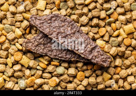 Trockenfleisch für Hunde. Kaugummi für Hunde. Draufsicht. Stockfoto