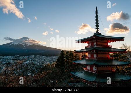 Shimoyoshida, Japan - 27. Dezember 2019. Außenaufnahme der berühmten Chureito-Pagode mit dem fuji als Hintergrund. Stockfoto