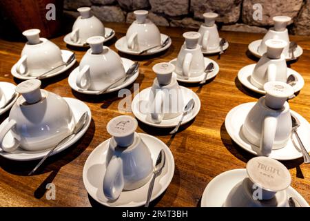 4WKS Kaffee- und Teestation in Onguma The Fort, Onguma Game Reserve, Namibia, Afrika Stockfoto