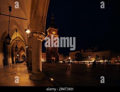 Nachtfoto des zentralen Platzes Rynok Glavny mit dem Rathausturm in Krakau Polen Stockfoto