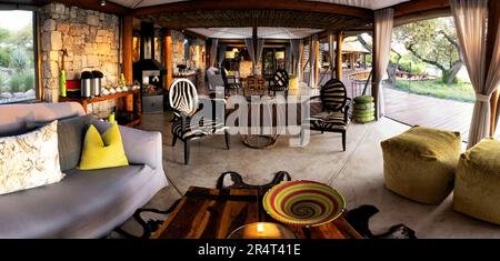 Lounge-Bereich im Onguma Zeltlager, Onguma Game Reserve, Namibia, Afrika [Panorama-Composite-Bild] Stockfoto