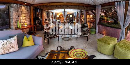 Lounge-Bereich im Onguma Zeltlager, Onguma Game Reserve, Namibia, Afrika [Panorama-Composite-Bild] Stockfoto