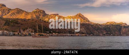 Blick auf die auf Hügeln gelegenen Städte Castelmola und Taormina bei Sonnenuntergang, Provinz Messina, Sizilien, Italien, Mittelmeer, Europa Stockfoto