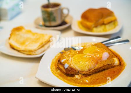 Eier, Toast mit Kaya und Butter und Kaffee, traditionelles Frühstück in Kuala Lumpur Stockfoto