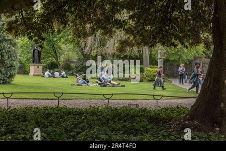 Eine Gruppe von Studenten, die sich im Viereck des St Mary's College, St. Andrews University, Schottland, entspannen oder durch dieses hindurchspazieren. Stockfoto