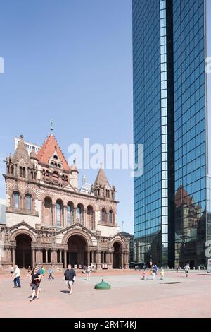 USA, Massachusetts, Boston, Copley Square mit Blick auf Trinity Church und John Hancock Tower. Stockfoto