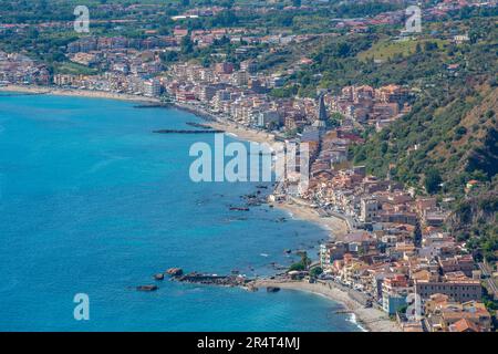 Blick über die Bucht von Naxos bis zum fernen Giardini-Naxos, Taormina, Messina, Sizilien, Italien, Europa Stockfoto