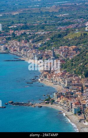 Blick über die Bucht von Naxos bis zum fernen Giardini-Naxos, Taormina, Messina, Sizilien, Italien, Europa Stockfoto