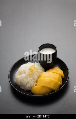 Khao Niao Mamuang (klebriger Mango-Reis), ein traditionelles thailändisches Dessert. Stockfoto