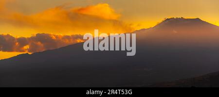 Blick auf den Ätna bei Sonnenuntergang von Taormina, Taormina, Sizilien, Italien, Europa Stockfoto