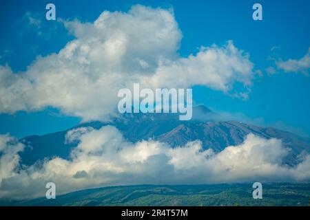 Blick auf die Wolken rund um den Ätna von Giardini Naxos, Sizilien, Mittelmeer, Italien, Europa Stockfoto