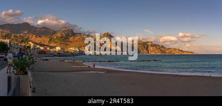 Blick auf Castelmola, Taormina und Giardini Naxos vom Strand Giardini Naxos, Sizilien, Mittelmeer, Italien, Europa Stockfoto