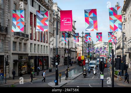 London, Großbritannien. 30. Mai 2023 Farbenfrohe Flaggen, die von der bekannten bildenden Künstlerin und Königlichen Akademikerin Rana Begum RA geschaffen wurden, werden über den Straßen von Piccadilly enthüllt. Mit geometrischen Mustern, die von traditioneller islamischer Kunst und Architektur inspiriert sind, feiern die Designs den Multikulturalismus Londons und sind Teil des kostenlosen und saisonalen Kunstprogramms Art After Dark, das im Juni zurückkehrt, wenn Kunstinstitutionen und unabhängige Kunsthäuser im West End bis spät geöffnet bleiben. Kredit: Stephen Chung / EMPICS / Alamy Live News Stockfoto