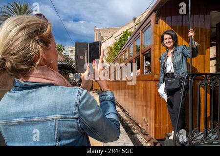 Touristen fahren im tren de Soller Zug, der Palma de Mallorca mit Soller, Mallorca, Balearen, Spanien und dem Mittelmeer verbindet Stockfoto