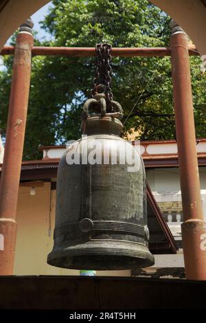 Große Metallglocke, die es für Buddhisten in ganz Thailand aufgehängt hat. Klopfen oder schlagen Sie, um Glück und dekoriert im Wat Phra Pathom Chedi. Das Hotel befindet sich am Nakhon Pathom. Stockfoto