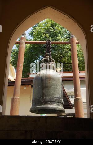 Große Metallglocke, die es für Buddhisten in ganz Thailand aufgehängt hat. Klopfen oder schlagen Sie, um Glück und dekoriert im Wat Phra Pathom Chedi. Das Hotel befindet sich am Nakhon Pathom. Stockfoto