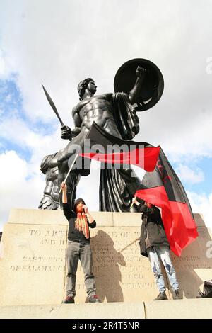 Anarchist bei Put Poverty First Demonstration in London zusammen mit 35000 Protesten gegen das G-20-Treffen im Hyde Park Stockfoto