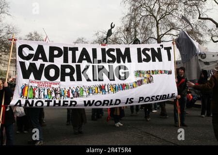 Setzen Sie Armut als ersten Demonstranten in London zusammen mit 35000 Protesten gegen das G-20-Treffen Stockfoto