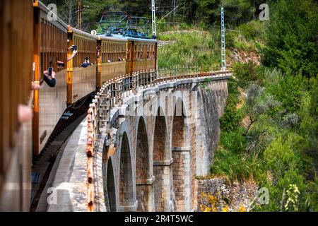 Überqueren Sie das Viadukt Cinc-Ponts im tren de Soller, der historische Zug, der Palma de Mallorca mit Soller, Mallorca und Balearen verbindet Stockfoto