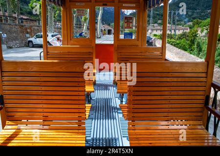 Sitzplätze in der alten Straßenbahn am Bahnhof in Soller. Die Straßenbahn verkehrt 5kms km vom Bahnhof im Dorf Soller nach Stockfoto