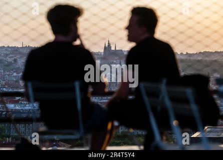 Prag, Tschechische Republik. 29. Mai 2023. Ein abendlicher Blick auf die Prager Burg vom Haus der Freude in Prag, Tschechische Republik, 29. Mai 2023. Kredit: Michaela Rihova/CTK Photo/Alamy Live News Stockfoto