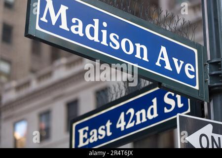 STRASSENSCHILDER FÜR USA, New York, Madison Avenue und East 42. Stockfoto