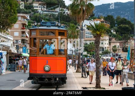 Alte Straßenbahn im Dorf Port de Soller. Die Straßenbahn verkehrt 5kms km vom Bahnhof im Dorf Soller zum Puerto de Soller, S Stockfoto