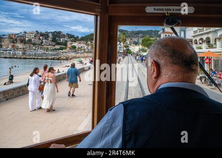 Fahrer der alten Straßenbahn im Dorf Port de Soller. Die Straßenbahn verkehrt 5kms km vom Bahnhof im Dorf Soller nach Puerto de Stockfoto