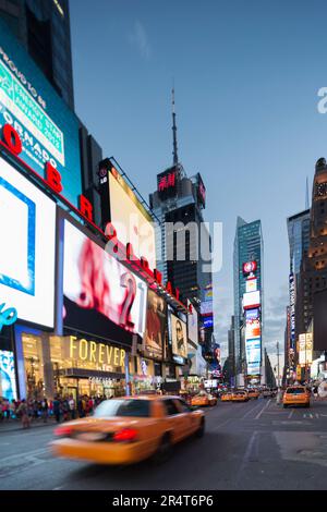 WIR, New York, Times Square mit Neonlichtern in der Nacht. Stockfoto