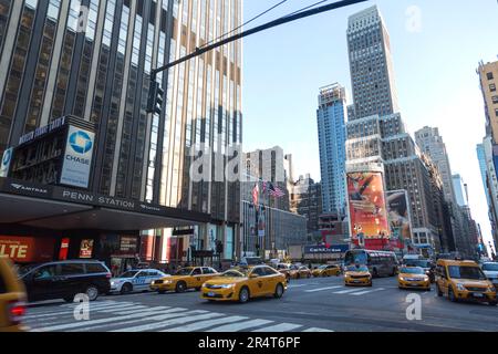 US, New York, Times Square, Fußgängerüberquerung in der Dämmerung auf der 7. Avenue außerhalb der Penn Station. Stockfoto