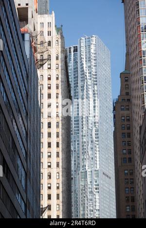 USA, New York, Blick auf den Wolkenkratzer, bekannt als 8 Spruce Street (ursprünglich bekannt als Beekman Tower), entworfen von Frank Gehry. Stockfoto